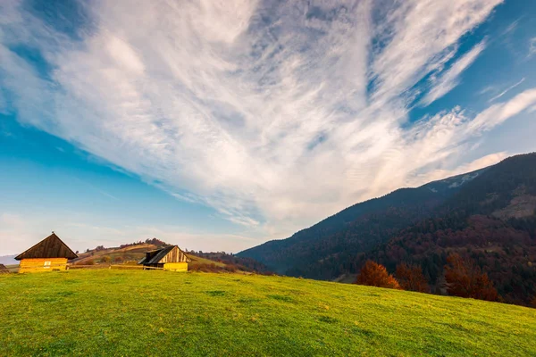 Village Outskirts Mountains Trees Red Foliage Grassy Hill Wonderful Autumn — Stock Photo, Image