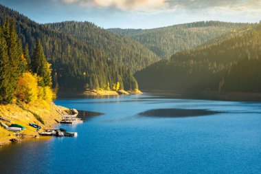 depolama Gölü rezervuar dağ. sunrise güzel sonbahar manzaraya. İskele ve tekneler sahilde