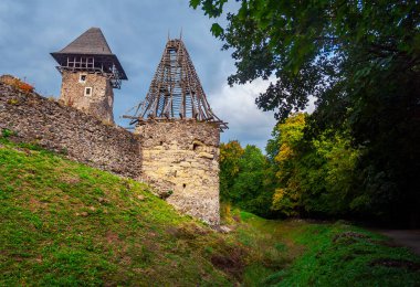 iki kule Nevitsky Kalesi. bulutlu sonbahar hava. ağaçlarda bazı sarı yapraklar