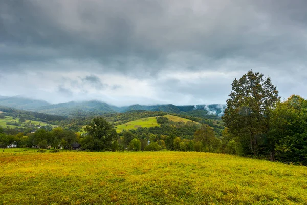 Prado Rural Gramado Nas Montanhas Tempo Setembro Chuvoso Cume Distante — Fotografia de Stock