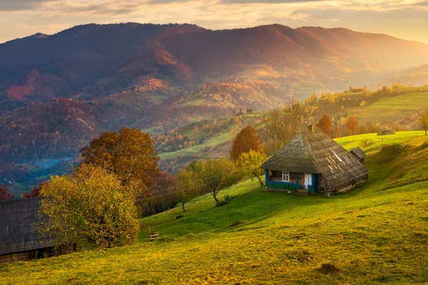 Hermoso Paisaje Montañoso Amanecer Hermosa Zona Rural Pueblo Ladera — Foto de Stock