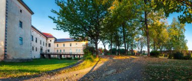 Uzhhorod, Ukrayna - 12 Ekim 2008: Uzhhorod kale iç avluya Panoraması. Köprü ve kale girişine. Akşam ışığı güzel park