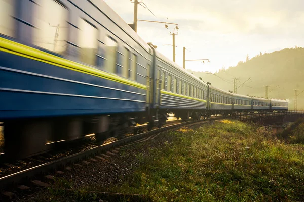 Tren Movimiento Rápido Través Del Viaducto Las Montañas Concepto Transporte —  Fotos de Stock