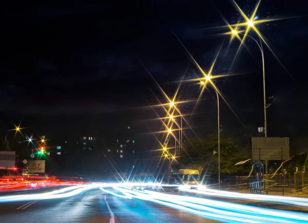 Akşam Sokakta Araba Işıklar Izleri Şehir Işıkları Yıldız Patlaması Yaşam — Stok fotoğraf