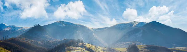 Paesaggio Panoramico Campagna Montuosa Nel Pomeriggio Splendido Paesaggio Nuvoloso Sopra — Foto Stock