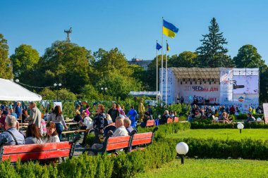 Uzhgorod, Ukrayna - 28 Eylül 2018: Çek gün içinde Transcarpathia Festivali. Çekoslovakya 1918 bildiriminde 100 yıl kutlaması. konumu Narodna Meydanı. insanlar tat yemekleri, bira ve ulusal müzik dinlemek