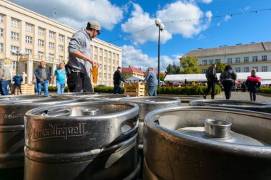 Uzhgorod, Ukrayna - Eyl 29, 2018: Çek gün içinde Transcarpathia Festivali. 100 yıl Çekoslovakya kutlama. insanlar sosis, bira ve diğer lezzetli atıştırmalıklar keyfini çıkarın