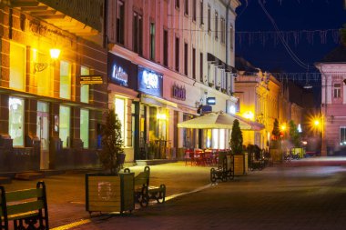 Uzhgorod, Ukrayna - 25 Ekim 2014: Korzo akşam sokakta. Eski şehrin ana caddesi. popüler turizm ve yöre halkı için buluşma yeri