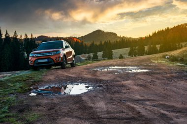 turuncu suv dağlarda forest yakınındaki ülke yolda at sunrise Park. güzel sonbahar sahne. Araba kavramı ile Avrupa'yı gezersin
