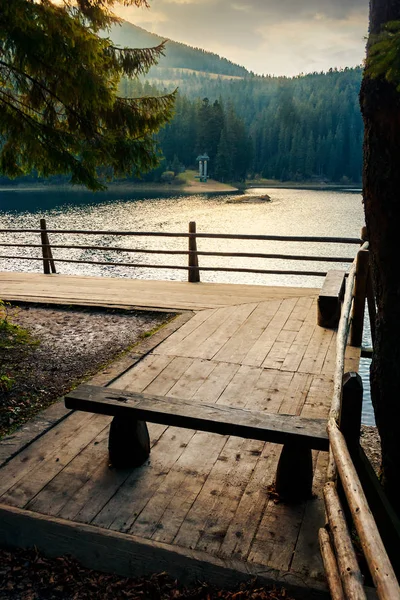 Synevir Ukraine Okt 2008 Holzbank Auf Dem Pier Eines Synevyr — Stockfoto