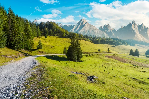 Land Vägen Slingrar Sig Genom Dalen Berg Med Klippiga Bergstoppar — Stockfoto