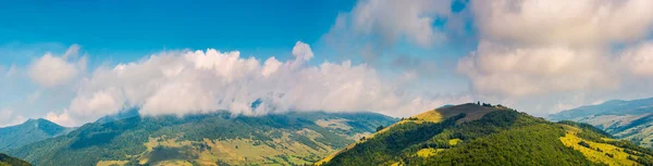 Meraviglioso Panorama Montagnoso Autunno Splendido Paesaggio Nuvoloso Sopra Montagna — Foto Stock