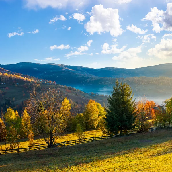 山区美丽的农村地区 华丽的秋天日出与美丽的光 蓬松的云彩在蓝天和一些雾在山谷 — 图库照片
