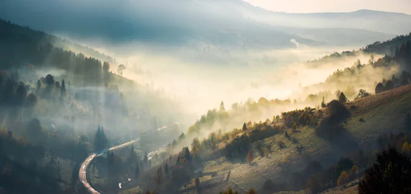 Panorama Einer Atemberaubenden Landschaft Den Bergen Bei Sonnenaufgang Glühender Nebel — Stockfoto