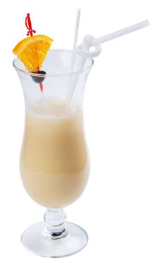 Pina colada kokteyli turuncuya ve zeytin uzun bir bardak alkol. beyaz bir arka plan üzerinde izole