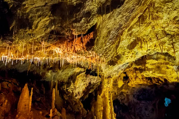다채로운 질감된 종유석과 동굴의 뒤에서 — 스톡 사진