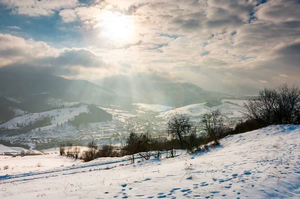 Zauberhafte Winterlandschaft Sonnenstrahl Durch Den Bewölkten Himmel Schneebedeckter Hügel Und — Stockfoto