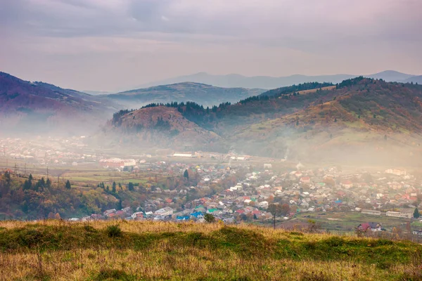 Autumn Countryside Mountains Small Town Hazy Valley Forested Hills Fall — Stock Photo, Image