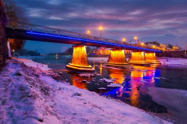Uzhgorod, Ukrayna - 26 Aralık 2016: yaya köprüsü gece Nehri Uzh. Eski Avrupa Uzhgorod şehirde kış güzel cityscape