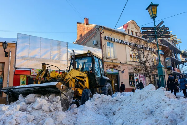 ウージュホロド ウクライナ 2017 旧市街の通り雪除去 雪除雪機付きトラクターの助けを借りて雪の巨大な量を削除します — ストック写真