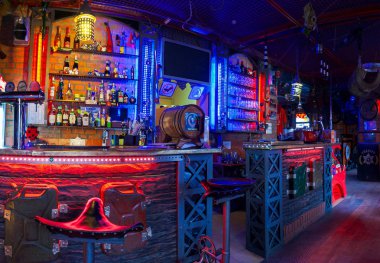 Uzhgorod, Ukrayna - 22 Kasım 2008: boş çubuk motorcularla öznitelikleri. neon aydınlatma ve alkol içecekler duvarda. panorama stiching tekniği kullanılan