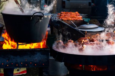 Hecha, Ukrayna - 27 Ocak 2018: domuz eti kasaplar rekabet. kaynar kazan yanıyor. Buharlı tabakta yemek et. Uzaktan boş Barbekü