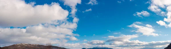 Panorama Meraviglioso Cielo Invernale Con Soffici Nuvole Sopra Crinale Bellissimo — Foto Stock