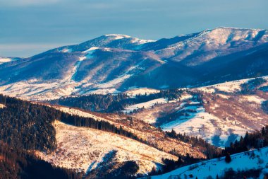 dağlarda kış manzarası. kar ormanlık tepelerde. güzel soğuk hava arka plan