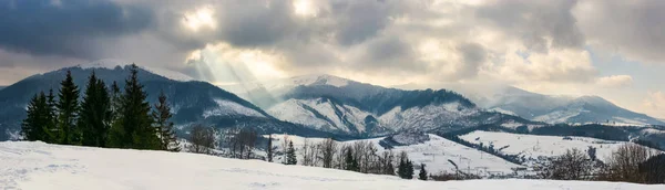Panorama Hornaté Krajiny Zimě Lesík Kopci Vesnice Dole Údolí Zasněžené — Stock fotografie