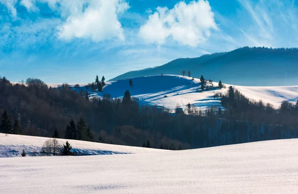 在一个明亮的冬日山区景观 美妙的云景以上的雪覆盖丘陵起伏的丘陵 — 图库照片