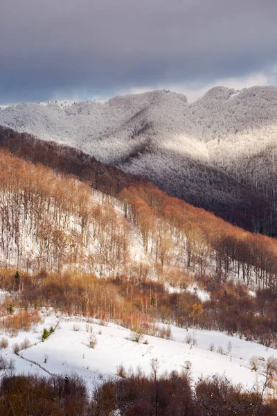Encantadora Paisagem Inverno Montanhas Com Topos Nevados Céu Claro Nublado — Fotografia de Stock