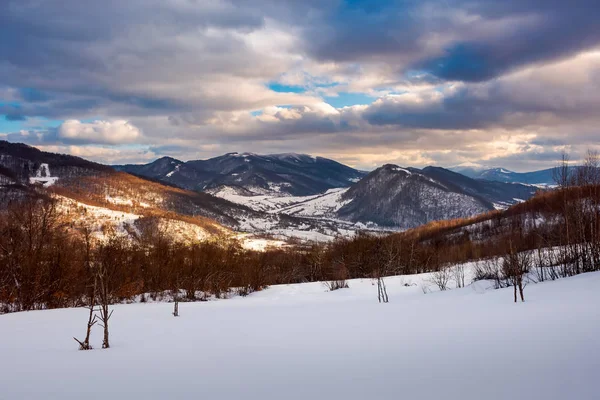 Güzel Kış Manzara Karpatlar Benekli Işık Vadide Köyü Aşağı Muhteşem — Stok fotoğraf