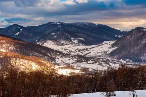 Beaux Paysages Hiver Des Carpates Village Dans Vallée Sous Une — Photo