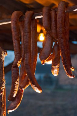 Hecha, Ukrayna - 27 Ocak 2018: domuz eti kasaplar tamamlama. Duman-kurutulmuş sosis barda bekle. lezzetli geleneksel yemekler