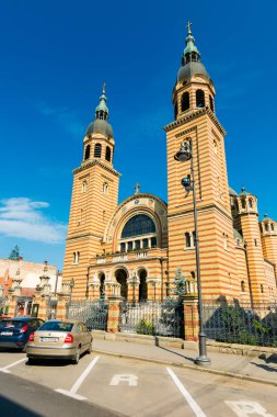 Sibiu, Romanya - 25 Temmuz 2017: Yerler Sibiu Mitropoliei Caddesi üzerinde ilgi. Holy Trinity Katedrali. büyük hedef ve yaz tatil seyahat