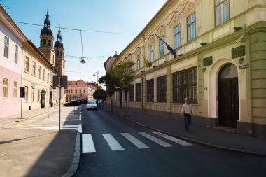 Sibiu, Romanya - 25 Temmuz 2017: Yerler Sibiu Mitropoliei Caddesi üzerinde ilgi. Romanya ve kutsal Trinity Katedrali uzakta Ulusal Bankası. büyük hedef ve yaz tatil seyahat