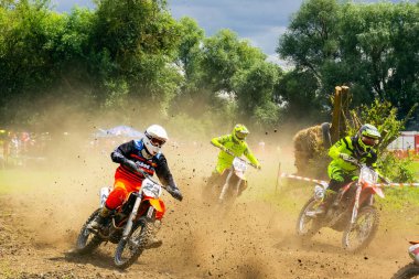 Uzhgorod, Ukrayna - 26 Haziran 2018: TransKarpatya açık bölgesel Motocross Şampiyonası. aşırı spor yarışması. dönüş toz içinde alarak başladıktan sonra hızlanan katılımcılar. 