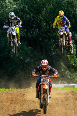 Uzhgorod, Ukrayna - 26 Haziran 2018: TransKarpatya açık bölgesel Motocross Şampiyonası. aşırı spor yarışması. lider sıkıntısından atlama toz içinde Takibi bırak