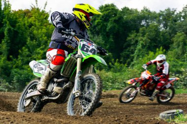 Uzhgorod, Ukrayna - 26 Haziran 2018: TransKarpatya açık bölgesel Motocross Şampiyonası. aşırı spor yarışması. dönüş fotoğraf çekerken arkasında katılımcı bak