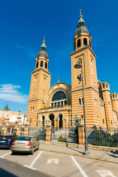 Sibiu, Romanya - 25 Temmuz 2017: Yerler Sibiu Mitropoliei Caddesi üzerinde ilgi. Holy Trinity Katedrali. büyük hedef ve yaz tatil seyahat