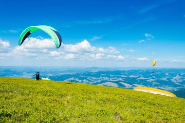 Skydiving eğitim uzak tepeleri üzerinde uçan dağlarda. paraşüt aşırı spor. mutlak özgürlük kavramı. Harika yaz hava