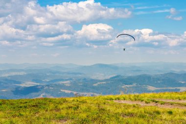 Skydiving eğitim uzak tepeleri üzerinde uçan dağlarda. paraşüt aşırı spor. mutlak özgürlük kavramı. Harika yaz hava