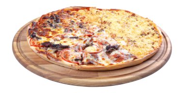 Çift Tepesi pizza izole ahşap masa üzerinde çiftler için. üç çeyrek görüntüleyin. peynir ve tavuk vs sığır eti ve domates, favori bulmak