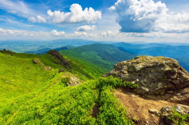 kayalar ridge çimenli humps ve tepeler ile tepesinde. geniş manzara muhteşem görünümü uzaklık yayılmış. iyi yaz hava kabarık bulutların üstünde parlak mavi gökyüzü ile