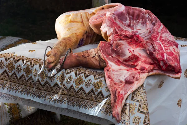 Hecha ウクライナ 2018 ポーク肉屋競争 テーブルの上の死体が横たわっていた 夜祭の準備 — ストック写真
