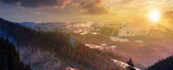 山の尾根や日没で森林に覆われた丘のパノラマ 素敵な冬の風景 — ストック写真