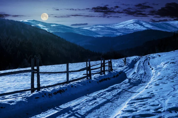 Polna Droga Góry Zimą Nocy Świetle Księżyca Pełni Drewniane Ogrodzenia — Zdjęcie stockowe