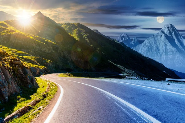 在山上的道路与岩石山脊的距离 合成图像 汽车旅行概念 — 图库照片