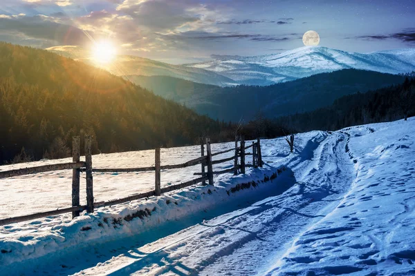 時間変更の概念 冬の山で田舎道 道路に沿って木製のフェンス 合成画像 — ストック写真