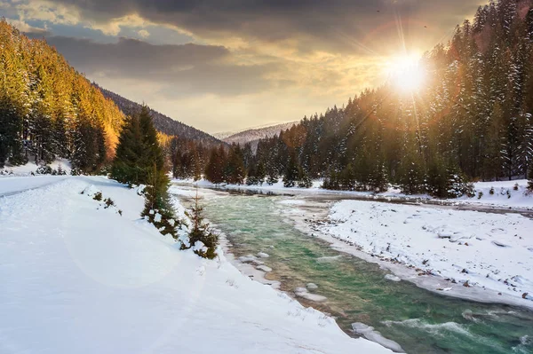 Rio Montanha Inverno Por Sol Luz Noite Neve Coberto Margens — Fotografia de Stock